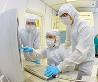 users-in-cleanroom